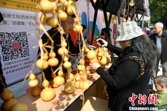 在市集“‘淘客’眾創(chuàng)空間”展區(qū)看到，大小不同、形狀各異的葫蘆深受喜愛?！蚊?攝