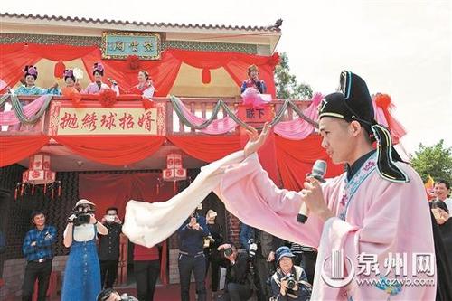中國(guó)僑網(wǎng)現(xiàn)場(chǎng)演繹拋繡球征婿