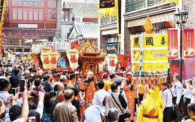 今天上午，天后誕辰1058周年祭拜活動暨天后散?；蕰冉终寡莼顒永_帷幕，吸引了許多市民及各地游客前來感受天津衛(wèi)獨特的民俗傳統(tǒng)文化。據(jù)了解，媽祖祭典天津皇會被列入國家級非物質文化遺產名錄。（津云新聞編輯劉穎）