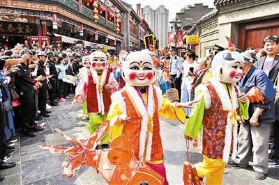 今天上午，天后誕辰1058周年祭拜活動暨天后散?；蕰冉终寡莼顒永_帷幕，吸引了許多市民及各地游客前來感受天津衛(wèi)獨特的民俗傳統(tǒng)文化。據(jù)了解，媽祖祭典天津皇會被列入國家級非物質文化遺產名錄。（津云新聞編輯劉穎）