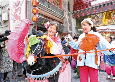 今天上午，天后誕辰1058周年祭拜活動暨天后散?；蕰冉终寡莼顒永_帷幕，吸引了許多市民及各地游客前來感受天津衛(wèi)獨特的民俗傳統(tǒng)文化。據(jù)了解，媽祖祭典天津皇會被列入國家級非物質文化遺產名錄。（津云新聞編輯劉穎）