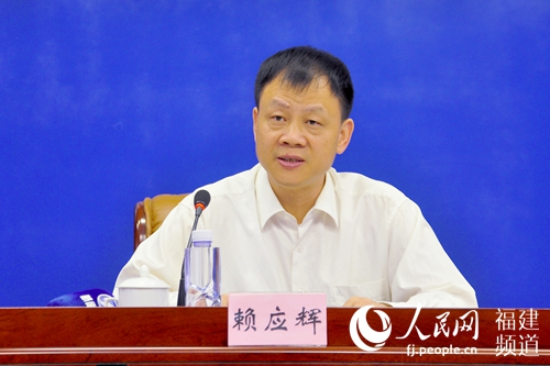 福建省糧食局副局長(zhǎng)賴應(yīng)輝介紹福建“糧洽會(huì)”參展情況。  吳隆重 攝