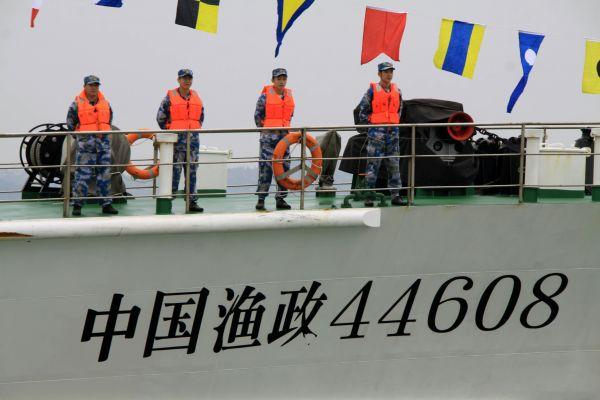 資料圖片：2013年3月30日，赴黃巖島護漁執(zhí)法中國漁政44608船駛?cè)肷穷^海灣。當(dāng)日上午，中國漁政44608船歷時23天、順利完成黃巖島護漁執(zhí)法巡航任務(wù)返回廣東汕頭港。新華社發(fā)（姚軍 攝）