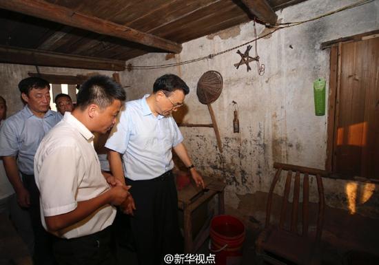 李克強(qiáng)考察江西瑞金老區(qū)農(nóng)村土坯房改造