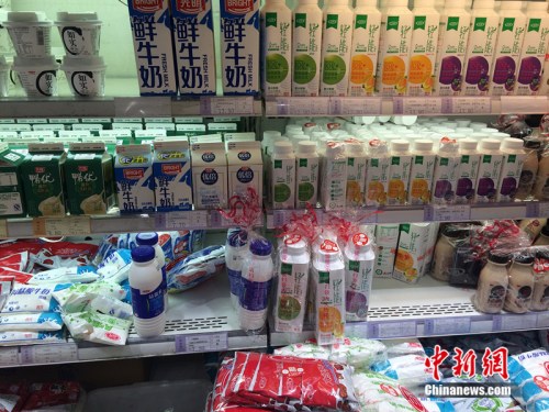 資料圖：北京市一家超市銷售的牛奶。<a target='_blank' href='http://www.chinanews.com/' _fcksavedurl='http://www.chinanews.com/' >中新網(wǎng)</a> 邱宇 攝