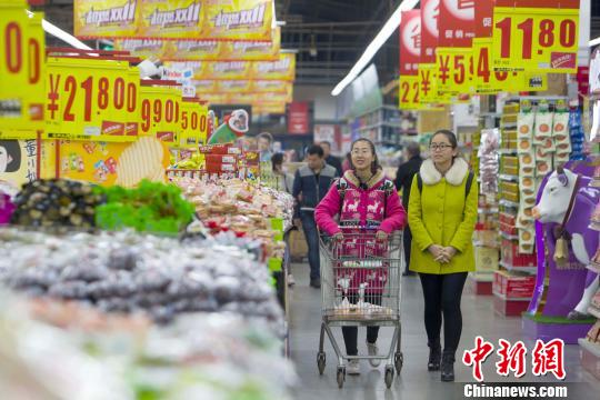 資料圖：山西太原，民眾在超市選購生活用品?！堅?攝