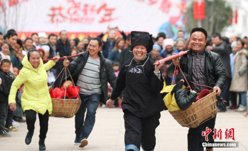 資料圖：貴州千名搬遷民眾新家集體過大年。<a target='_blank' href='http://www.chinanews.com/' _fcksavedurl='http://www.chinanews.com/' _fcksavedurl='http://www.chinanews.com/'></p></table>中新社</a><p>　　 賀俊怡 攝