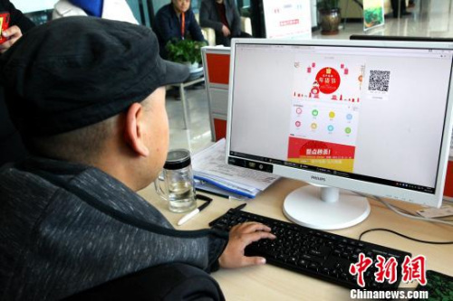 圖為電商從業(yè)者管理電商平臺?！?zhí)砀?攝