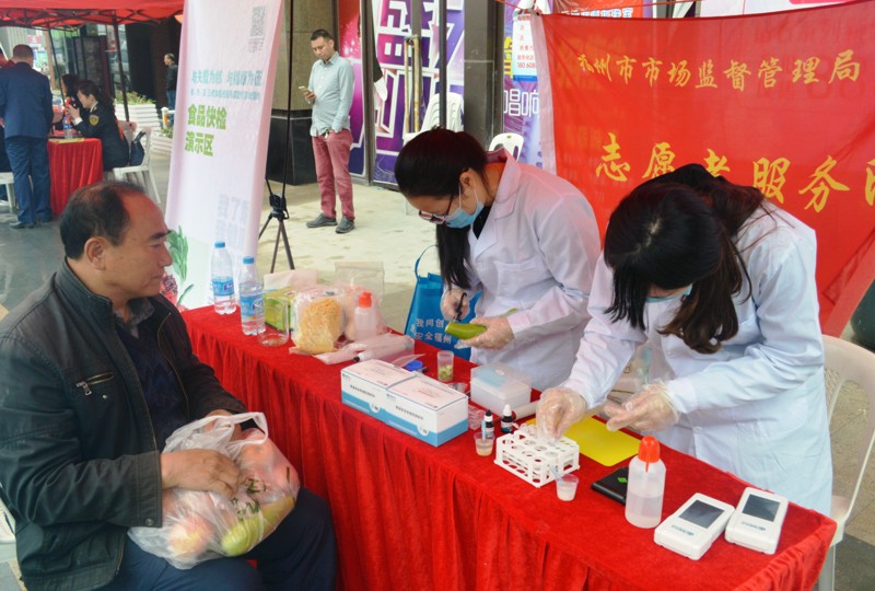 市民朋友將剛從超市買來(lái)的蔬菜交由檢驗(yàn)人員進(jìn)行現(xiàn)場(chǎng)快檢.JPG