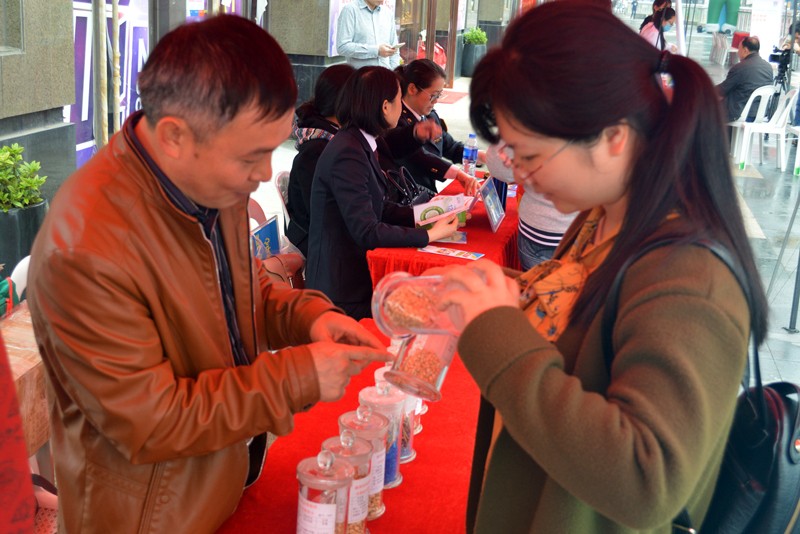 藥品專家向市民朋友講解如何辨別真假川貝母.JPG