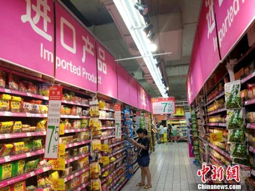 市民在超市購物。中新網(wǎng) 李金磊 攝