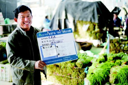 濟(jì)南市匡山蔬菜批發(fā)市場,批發(fā)韭菜的攤位前懸掛著“韭菜產(chǎn)品雙證銷售公示牌”。(□CFP供圖)