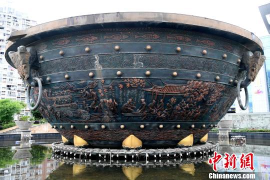 中國民間文化藝術(shù)（擂茶）之鄉(xiāng)福建將樂巨型擂缽成一景
