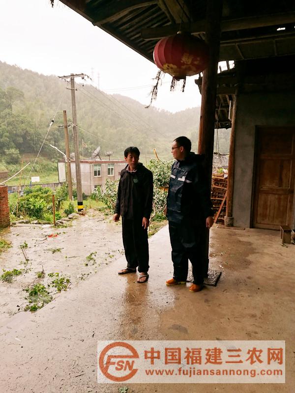 暴風(fēng)雨中入戶(hù)查看災(zāi)情2.jpg