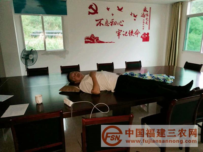 救災(zāi)搶險(xiǎn)后疲憊的包村干部小憩.jpg