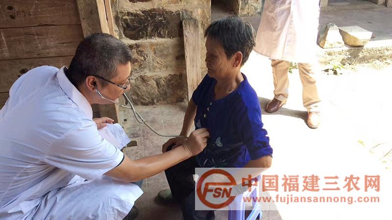 20微信圖片組織福建中醫(yī)藥大學(xué)專家進(jìn)村入戶為群眾診治.jpg