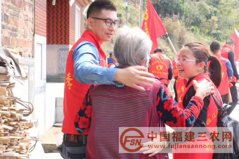 19微信圖片邀請(qǐng)中國(guó)最美教師志愿者吳保治進(jìn)村做公益.jpg