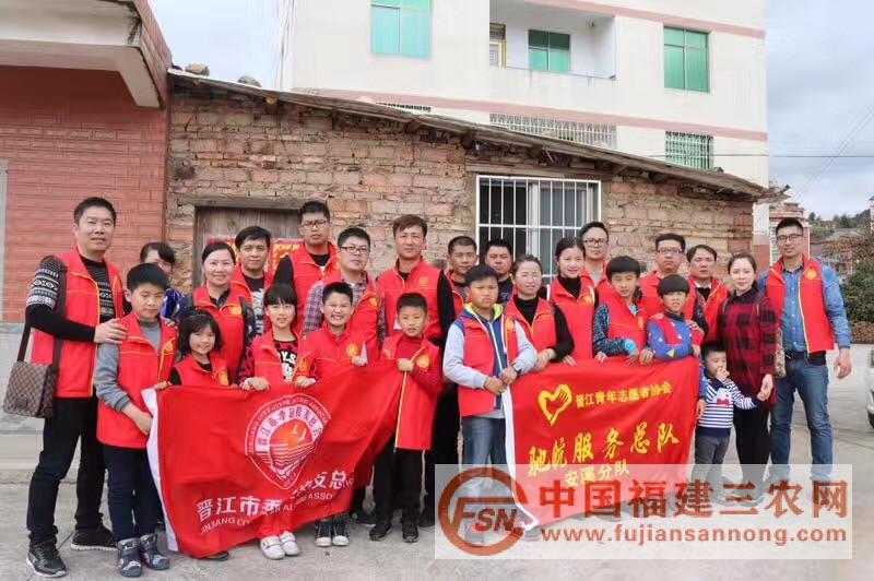 18微信圖片聯(lián)系晉江季延中學(xué)校友總會(huì)和晉江馳航服務(wù)總隊(duì)進(jìn)村關(guān)愛老人.jpg