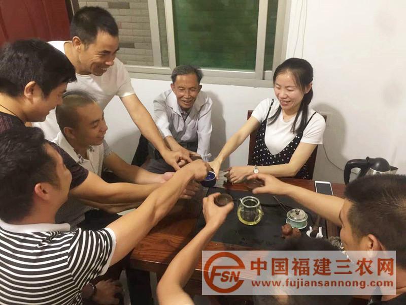 圖5：晚上與村民喝茶談心.jpg
