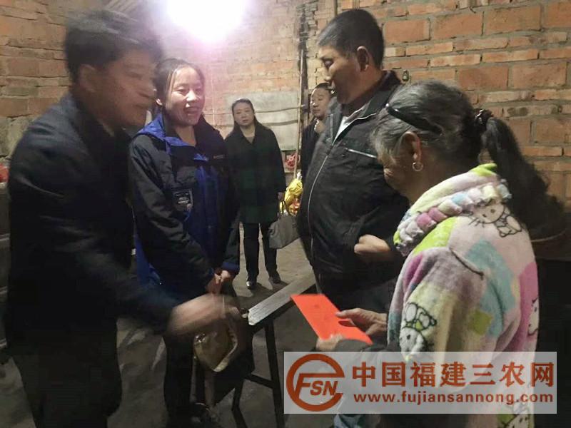 圖15：省政府辦公廳領(lǐng)導(dǎo)入村慰問貧困戶.jpg