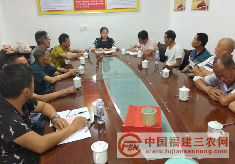 圖1：給村黨員上黨課.jpg