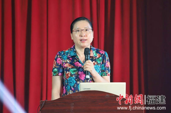 福建省引進(jìn)人才服務(wù)中心副主任趙永莉介紹“師帶徒”引鳳還巢計劃。 高媛媛 攝