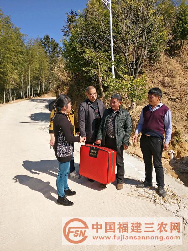 走訪慰問(wèn)貧困戶.jpg