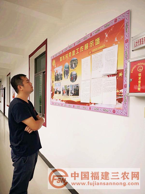 鄭晨斌書(shū)記推進(jìn)村黨建長(zhǎng)廊建設(shè).jpg