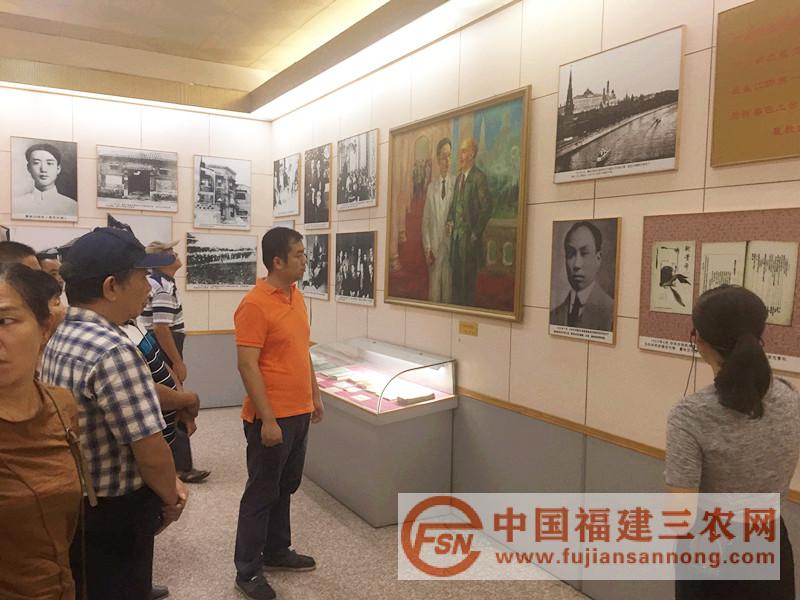 鄭晨斌書(shū)記帶領(lǐng)村黨員同志參觀瞿秋白紀(jì)念館.jpg
