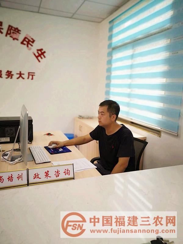 鄭晨斌書(shū)記在村人力資源與社會(huì)保障工作站值班.jpg