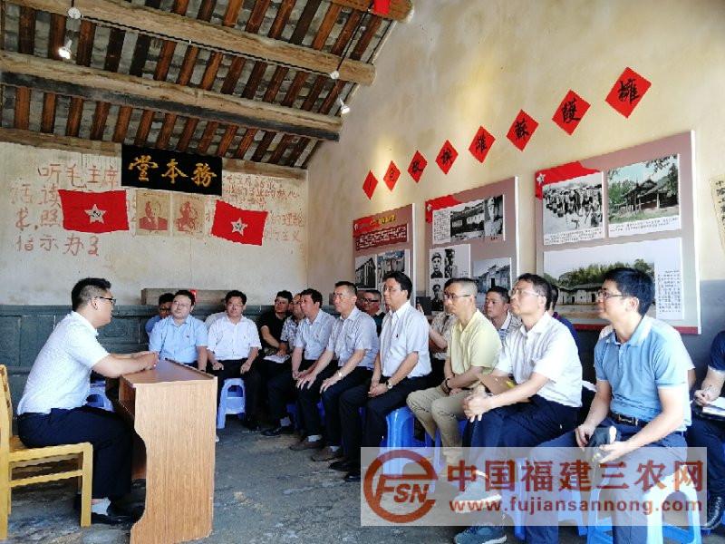 5月29日上午，市委常委、市委秘書長、宣傳部長詹昌建帶領(lǐng)市委辦第一支部黨員到山塘兵工廠開展主題黨日活動，講好紅色故事，傳承紅色基因.jpg