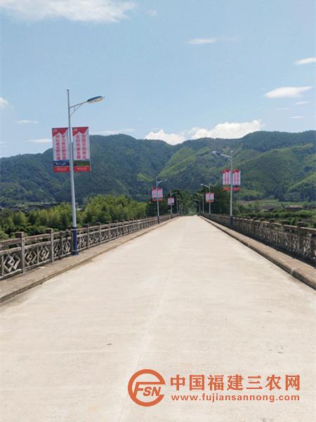 為村內(nèi)兩旁道路安裝了70盞路燈.jpg