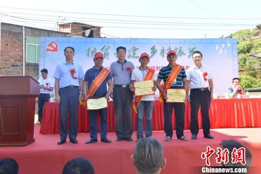 圖為茶王賽頒獎儀式現(xiàn)場?！￡惖逻M 攝