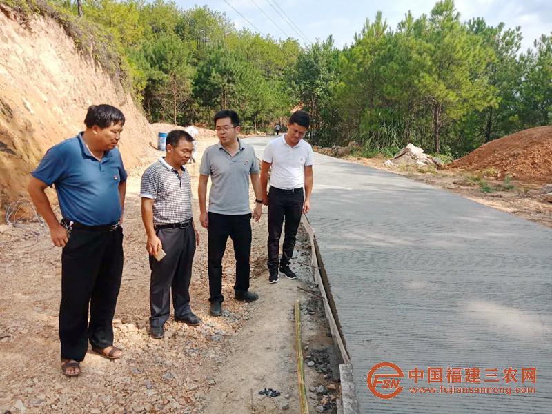省派第一書(shū)記到長(zhǎng)汀縣大同鎮(zhèn)紅湖村察看道路硬化建設(shè)2.jpg