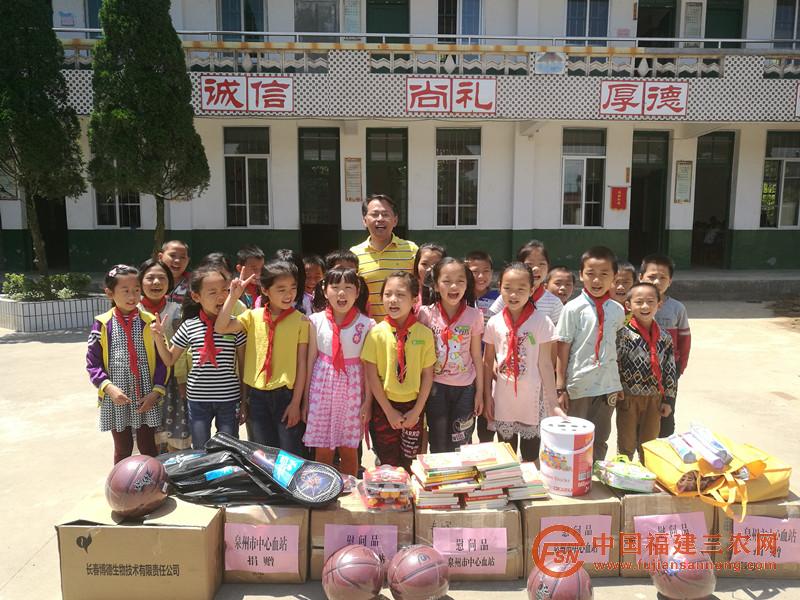 7駐村干部帶領愛心單位資助湖上鄉(xiāng)畬族希望小學教學設施。.jpg