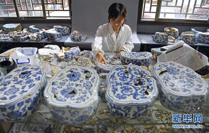 （文化）（1）景德鎮(zhèn)御窯古瓷碎片“復(fù)原”陶瓷傳奇