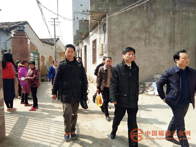 11-（右二）福州海關(guān)黨組成員、政治部主任戴志成、（右一）霞浦縣委副書記鄭鐵軍來芹頭村視察慰問.jpg