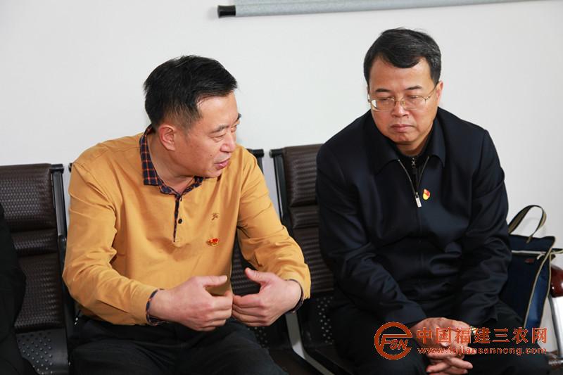 與省領(lǐng)導(dǎo)討論村今后發(fā)展.JPG