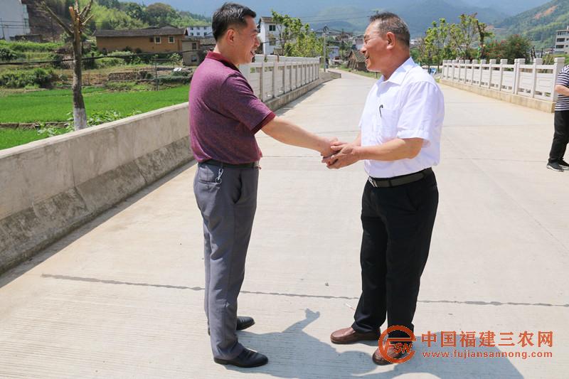 與幫扶企業(yè)龍麟集團深切交流.JPG