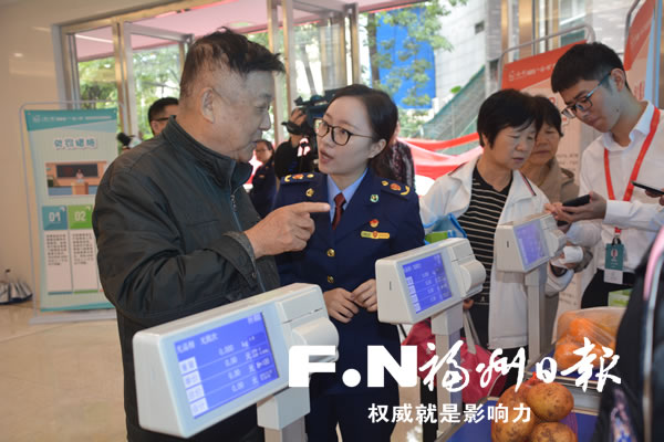福州“食安快檢車”開到倉山　普及食品安全知識(shí)