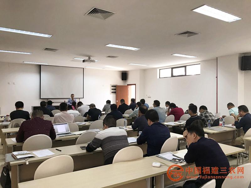 晉江市農(nóng)業(yè)局局長(zhǎng)李友加講座.jpg