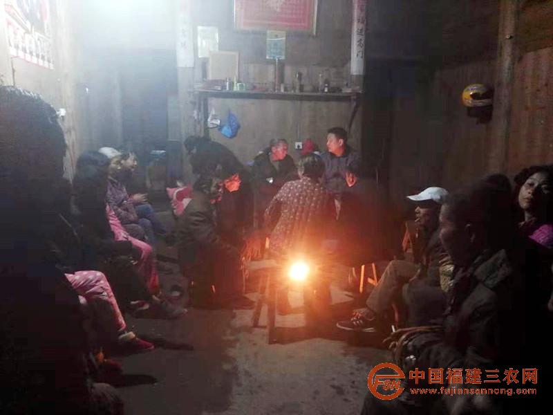 利用晚上時間召開村民代表大會.jpg
