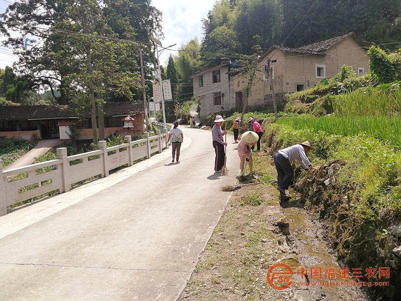 動員貧困戶整治環(huán)境衛(wèi)生.jpg