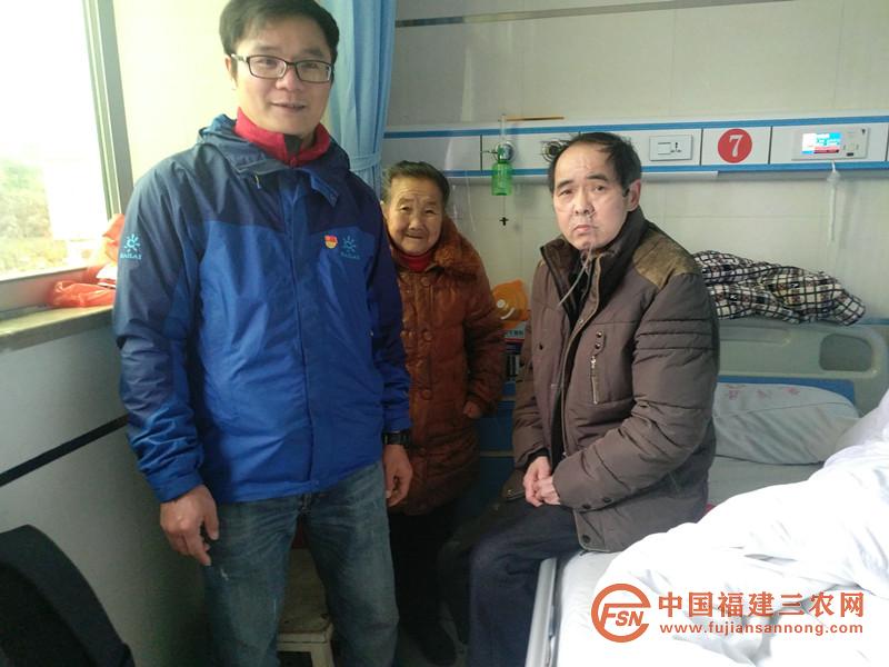 縣醫(yī)院看望慰問貧困戶.jpg
