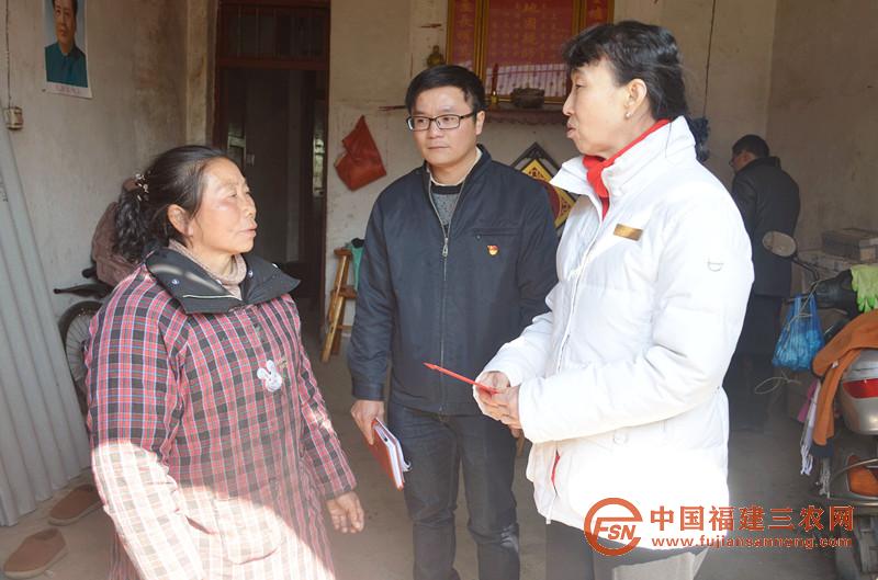陪同省通信管理局領(lǐng)導(dǎo)慰問困難戶.jpg