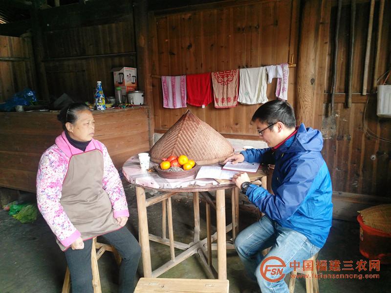 入戶了解貧困戶生活情況.jpg