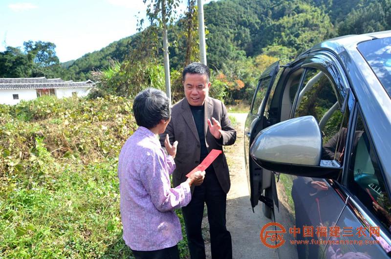 何書記慰問貧困戶.jpg