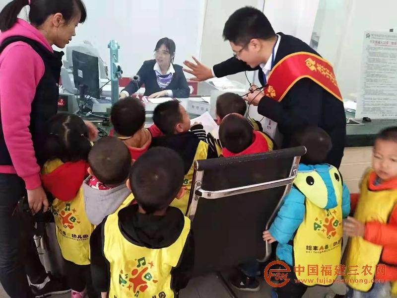 永定聯(lián)社與集鎮(zhèn)幼兒園開展“走進銀行”體驗活動（永定聯(lián)社，陳琳） (1).jpg