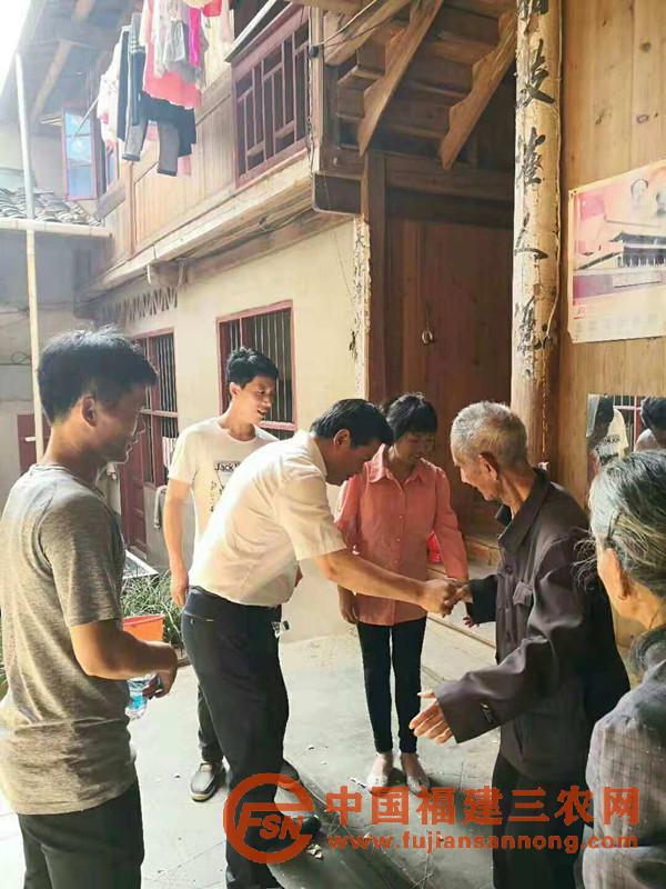 福建省人力資源和社會(huì)保障廳副廳長(zhǎng)洪長(zhǎng)春（左二）慰問(wèn)建國(guó)前老黨員.jpg