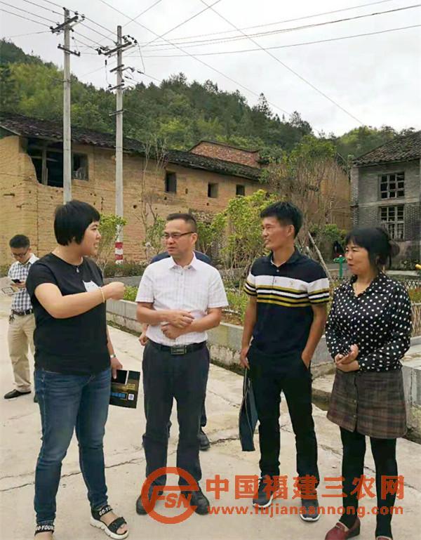福建技師學(xué)院黨委書記、院長(zhǎng)羅增桂（左二）指導(dǎo)駐村工作.jpg